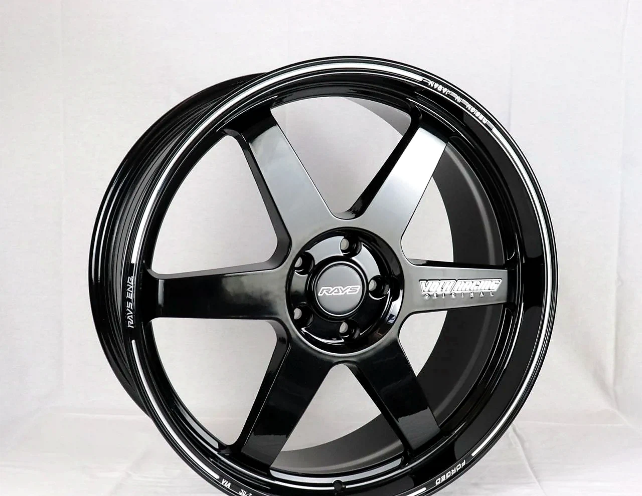 HF697 Glossy Black wheel