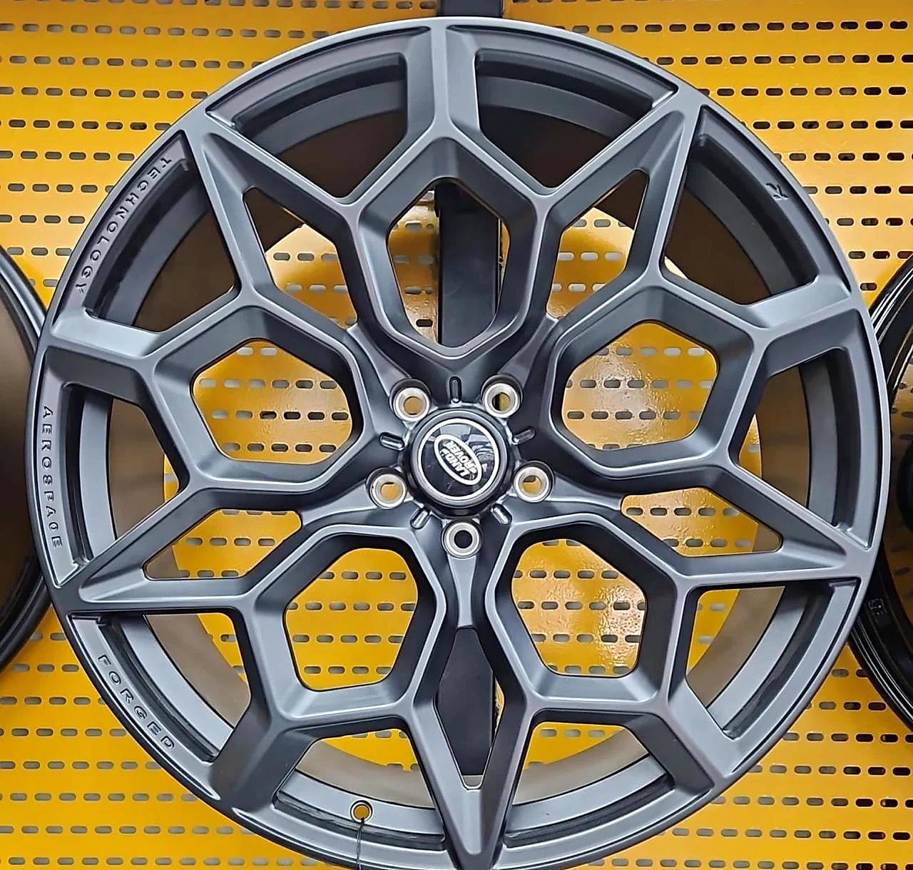 Range Rover Aerospace Forged Grey wheel