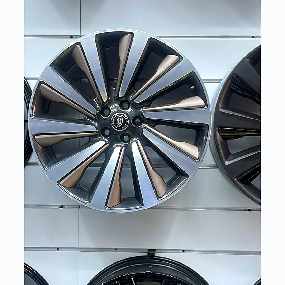 Range Rover Machined Two-Tone Wheel wheel